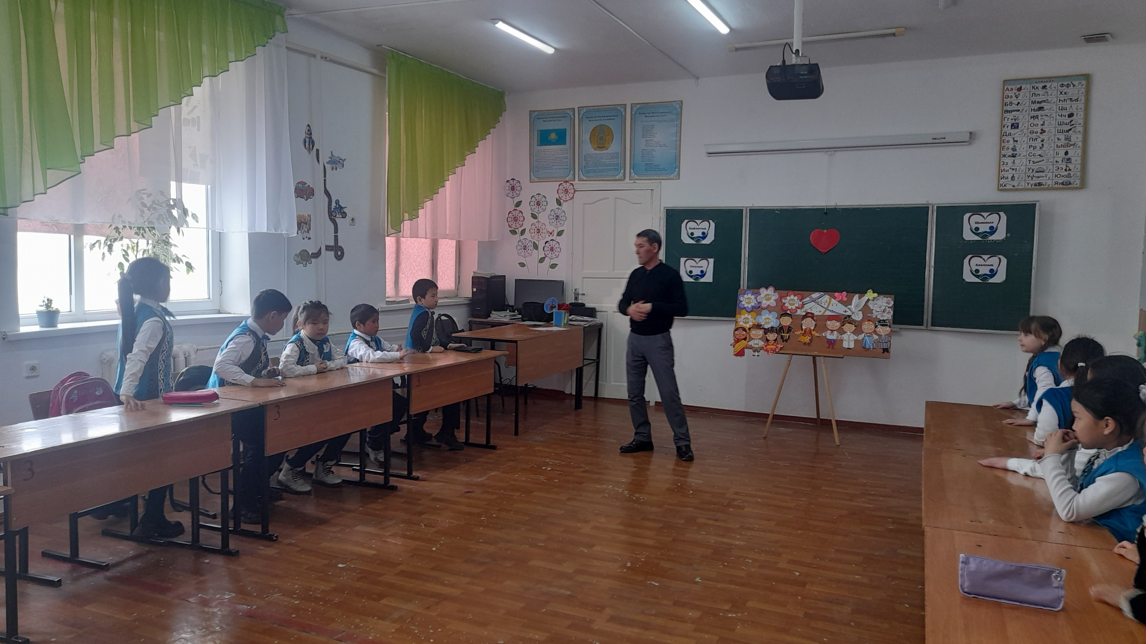 «Достық баспалдағы», «Татулық достық кілті» тақырыбында 2-4 сынып оқушыларына тренинг